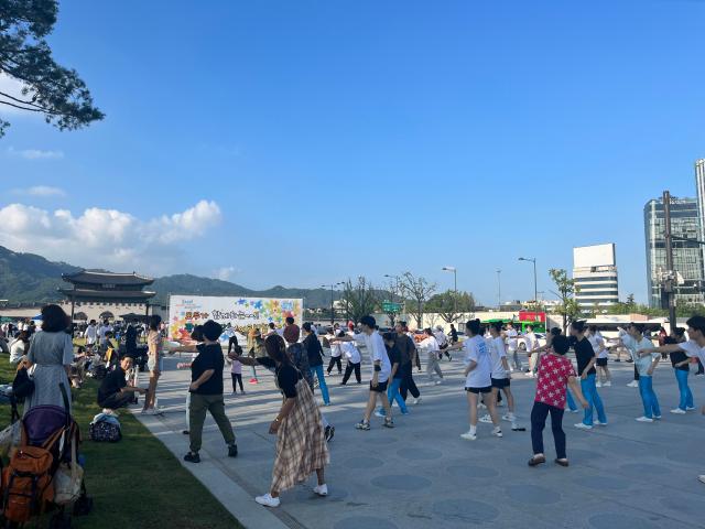 가을철 대축제 광화문 운동회가 10월 매주 금요일 서울 광화문광장 육조마당에서 열린다 지난해 운동회 모습 사진서울시 