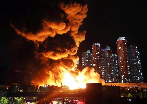 2014년 9월 30일 오후 8시 55분께 대전 대덕구 한국타이어 공장에 불이 나 불길이 치솟고 있다 사진연합뉴스