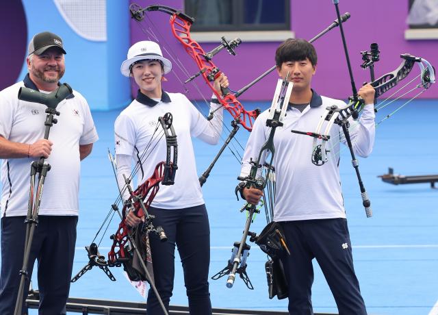 양궁 혼성 컴파운드 한국대표팀 소채원가운데과 주재훈오른쪽 사진 연합뉴스