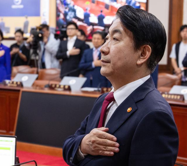 국기에 경례하는 한동훈 법무부 장관과 이동관 방통위원장
    서울연합뉴스 황광모 기자  한동훈 법무부 장관뒷편 왼쪽과 이동관 방송통신위원회 위원장앞이 4일 오전 서울 종로구 정부서울청사에서 열린 국무회의에 참석해 국무위원들과 국기에 경례하고 있다 2023104
    hkmpoohynacokr2023-10-04 110057
저작권자 ⓒ 1980-2023 ㈜연합뉴스 무단 전재 재배포 금지저작권자 ⓒ 1980-2023 ㈜연합뉴스 무단 전재 재배포 금지