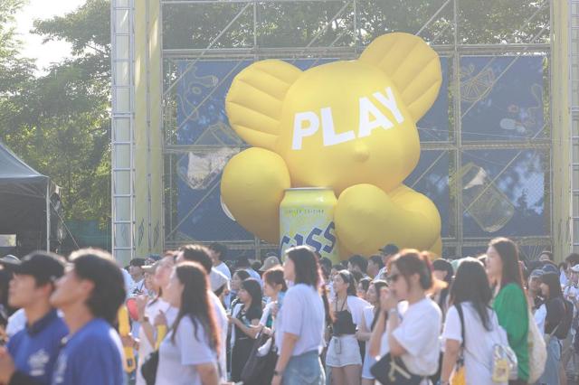 19일 오후 경기도 과천시 서울랜드에서 초대형 야외 뮤직 콘서트 2023 카스쿨 페스티벌CassCool Festival이 열린 가운데 관객들이  팝 아티스트 임지빈 작가와 협업한 대형 카스 베어벌룬 앞에서 즐거운 시간을 보내고 있다 20230819사진유대길 기자 dbeorlf123ajunewscom