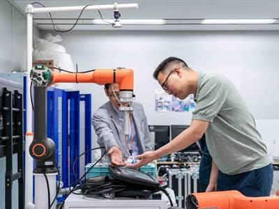 Kim Dong-sun giám đốc chiến lược của Hanwha Robotics đến thăm Trung tâm nghiên cứu công nghệ tương lai Hanwha ở Pangyo vào tháng 9 để kiểm tra hiệu suất của robot cộng tác Ảnh  Hanwha Robotics