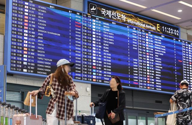 지난달 17일 인천국제공항 제1여객터미널을 통해 입국하는 중국발 비행기 등 승객들사진연합뉴스
