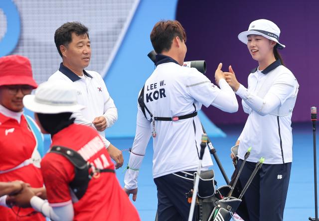 4일 중국 항저우 푸양 인후 스포츠센터에서 열린 2022 항저우 아시안게임 양궁 리커브 혼성전 준결승에서 임시현한국체대과 이우석코오롱이 인도네시아를 꺾은 뒤 기뻐하고 있다 사진 연합뉴스