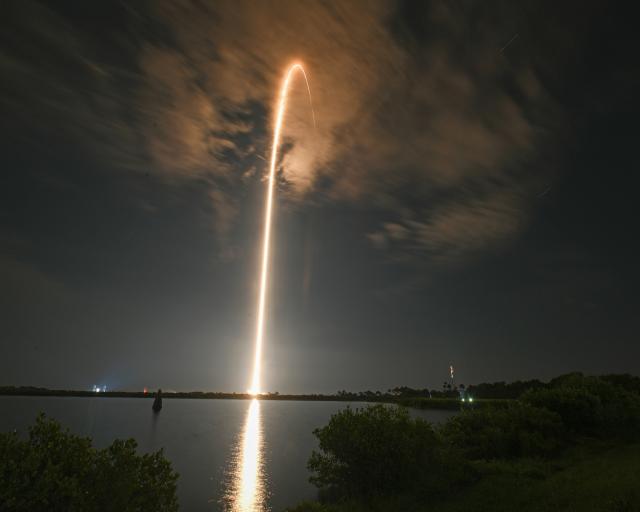스페이스X 팰컨9 발사체로 스타링크용 저궤도 위성을 쏘아올리는 모습. [사진=UPI·연합뉴스]