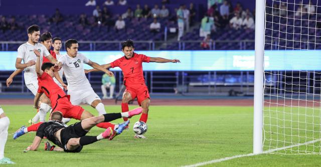 4일 중국 항저우 황룽 스포츠센터 스타디움에서 열린 2022 항저우 아시안게임 남자축구 4강전 대한민국과 우즈베키스탄의 경기 대한민국 정우영이 전반 5분 팀의 첫 골을 넣고 있다 2023104 사진연합뉴스
 