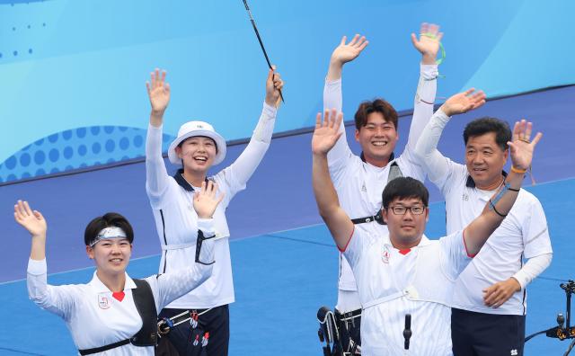 4일 중국 항저우 푸양 인후 스포츠센터에서 열린 2022 항저우 아시안게임 양궁 리커브 혼성전 결승에서 임시현과 이우석이 승리 후 기뻐하고 있다 2023104 사진연합뉴스
  