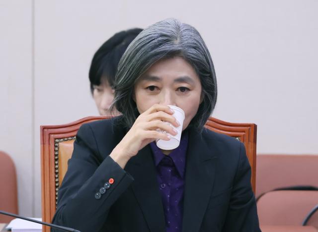 김행 여성가족부 장관 후보자가 5일 국회에서 열린 인사청문회에 참석 물을 마시고 있다 사진연합뉴스