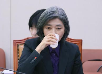 [포토] 물 마시는 김행 여성가족부 장관 후보자