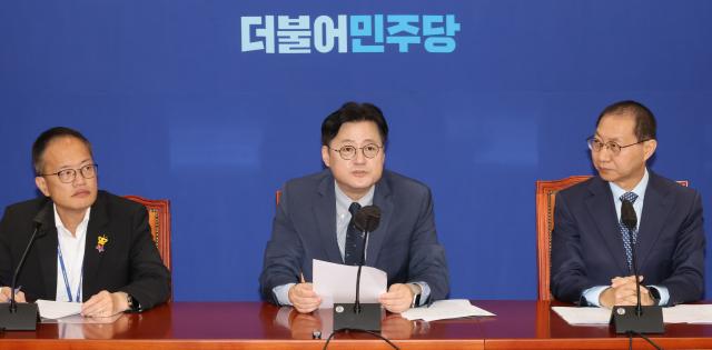 홍익표 더불어민주당 원내대표가 5일 국회 당 사무실에서 정책조정회의를 하고 있다 사진연합뉴스