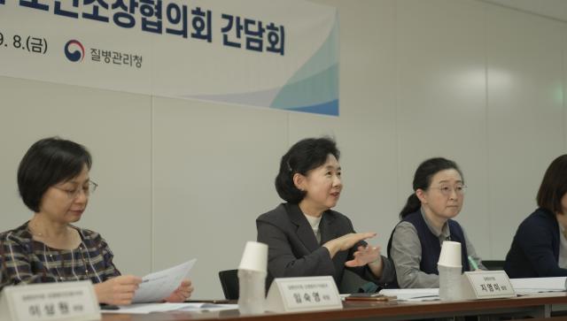 지영미 질병관리청장이 지난달 8일 서울 서대문구 질병관리청 수도권질병대응센터에서 전국보건소장협의회와 간담회를 하고 있다 사진연합뉴스