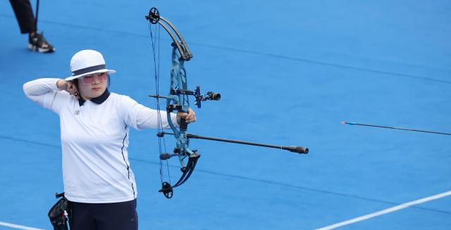 5일 중국 항저우 푸양 인후 스포츠센터에서 열린 19회 항저우 아시안게임 양궁 컴파운드 여자 단체 동메달 결정전에서 한국과 인도네시아의 경기에서 한국 조수아가 활시위를 당기고 있다 사진연합뉴스