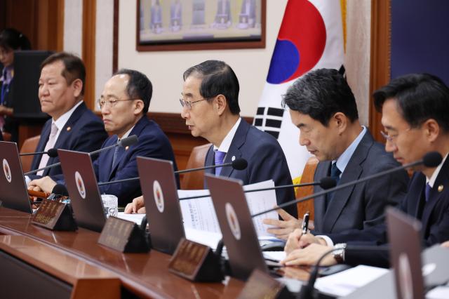 국무회의에서 발언하는 한덕수 국무총리
    서울연합뉴스 황광모 기자  한덕수 국무총리가 4일 정부서울청사에서 열린 국무회의에 참석해 발언하고 있다 2023104
    hkmpoohynacokr2023-10-04 101316
저작권자 ⓒ 1980-2023 ㈜연합뉴스 무단 전재 재배포 금지저작권자 ⓒ 1980-2023 ㈜연합뉴스 무단 전재 재배포 금지