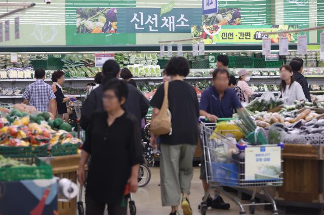 [물가 전쟁 언제까지] 3.7% 깜짝 급등, 반년 전 수준으로...기름값이 주범