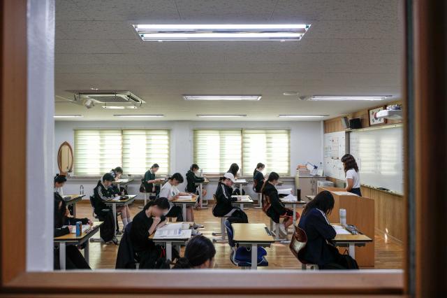 6일 서울 영등포구 여의도여자고등학교에서 열린 2024학년도 대학수학능력시험 9월 모의평가에서 고3 수험생이 시험 시작을 기다리고 있다 사진연합뉴스