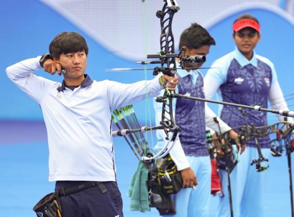 4일 중국 항저우 푸양 인후 스포츠센터에서 열린 2022 항저우 아시안게임 양궁 컴파운드 혼성전 결승에서 주재훈이 활시위를 놓고 있다 사진연합뉴스