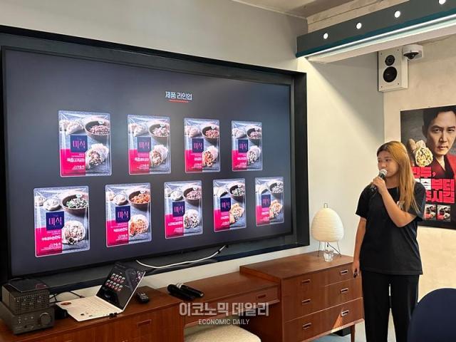 김예진 만두 브랜드매니저BM가 더미식 만두 9종을 소개하고 있다 사진김아령 기자