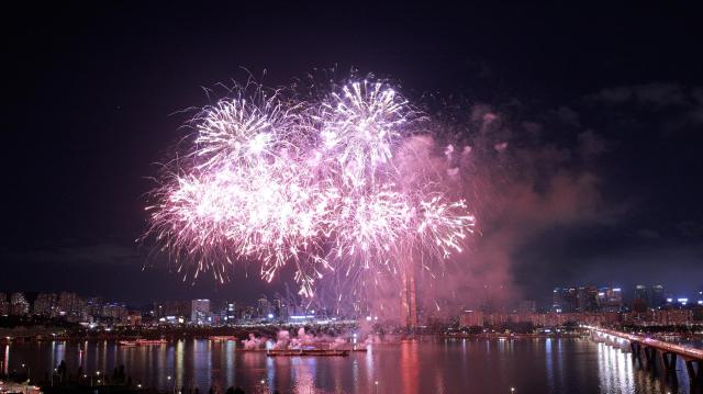 8일 오후 서울 여의도 한강공원에서 열린 한화와 함께하는 서울세계불꽃축제 2022에서 화려한 불꽃이 밤하늘을 수놓고 있다사진유대길 기자 dbeorlf123ajunewscom