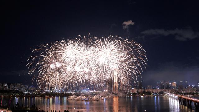 서울 여의도 한강공원에서 지난해 열린 한화와 함께하는 서울세계불꽃축제 2022에서 화려한 불꽃이 밤하늘을 수놓고 있다사진유대길 기자 dbeorlf123ajunewscom