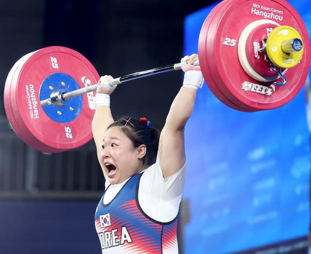 5일 중국 항저우 샤오산 스포츠센터에서 열린 2022 항저우 아시안 게임 역도 여자 76kg급 그룹 A 경기에서 대한민국 김수현이 용상 3차 시기 138kg을 성공하며 기뻐하고 있다 사진연합뉴스