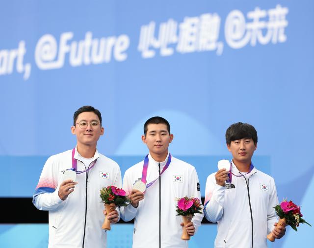 5일 중국 항저우 푸양 인후 스포츠센터에서 열린 2022 항저우 아시안게임 양궁 컴파운드 남자 단체전 결승 인도와의 경기에서 은메달을 따낸 김종호왼쪽부터 양재원 주재훈이 메달을 들어보이고 있다 사진연합뉴스