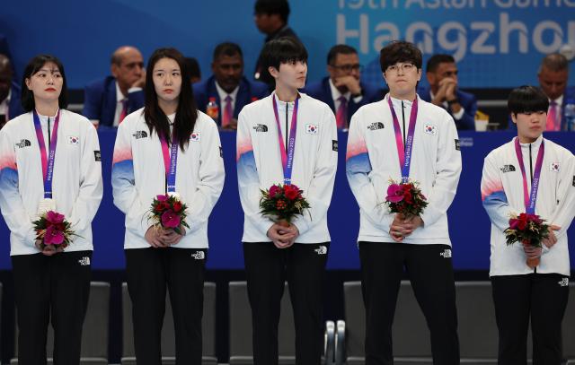 5일 중국 항저우 저장 궁상대 스포츠센터에서 열린 2022 항저우 아시안 게임 여자 핸드볼 결승전에서 은메달을 획득한 선수들이 시상식에서 메달을 목에 걸고 시상대에 서 있다 사진연합뉴스