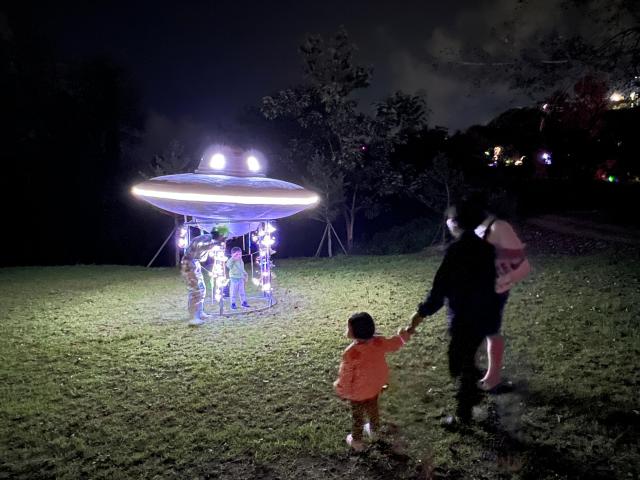 외계인 우주선을 배경을 사진을 찍는 관람객들 사진경주엑스포대공원