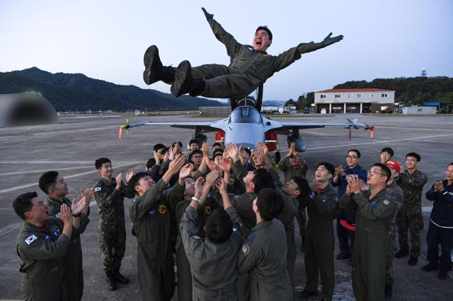 공군 제8전투비행단 김남영 소령이 10 5목 오후 FA-50 10만 시간을 달성하는 비행을 마치고 부대원들의 축하를 받고 있다사진공군