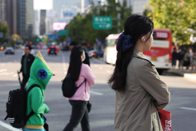 쌀쌀한 가을 날씨를 보인 5일 오전 서울 종로구 광화문네거리에서 외투와 긴팔 옷을 입은 시민들이 발걸음을 재촉하고 있다 사진연합뉴스