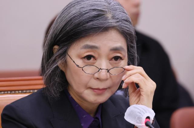 김행 여성가족부 장관 후보자가 5일 국회에서 열린 인사청문회에서 안경을 고쳐쓰고 있다  사진연합뉴스
