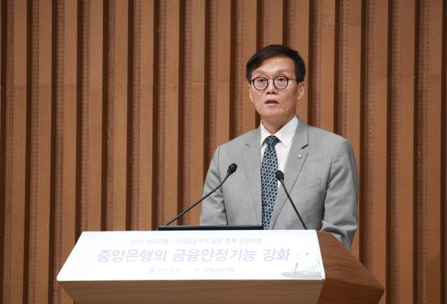 축사 낭독하는 이창용 총재
    서울연합뉴스 이창용 한국은행 총재가 5일 오후 서울 중구 한국은행에서 열린 한국은행 한국금융학회 공동 정책심포지엄에서 축사를 낭독하고 있다 2023105 한국은행 제공 재판매 및 DB 금지
    photoynacokr2023-10-05 161000
저작권자 ⓒ 1980-2023 ㈜연합뉴스 무단 전재 재배포 금지저작권자 ⓒ 1980-2023 ㈜연합뉴스 무단 전재 재배포 금지