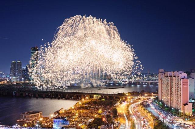 2022년 개최된 서울세계불꽃축제 현장 사진한화
