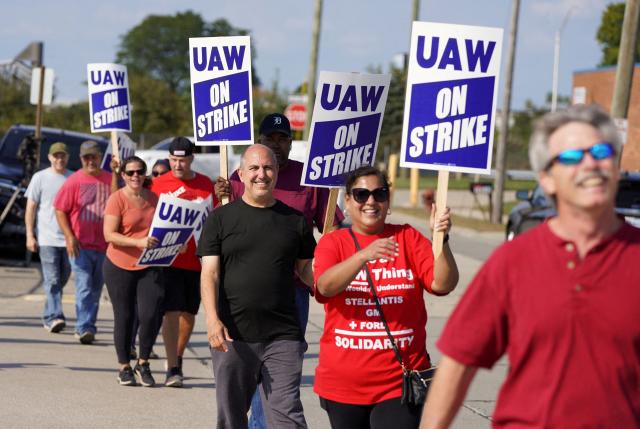 FILE PHOTO Striking UAW workers picket outside a Stellantis facility in Center Line Michigan US September 22 2023 REUTERSDieu-Nalio CheryFile Photo2023-09-29 045835
저작권자 ⓒ 1980-2023 ㈜연합뉴스 무단 전재 재배포 금지undefined