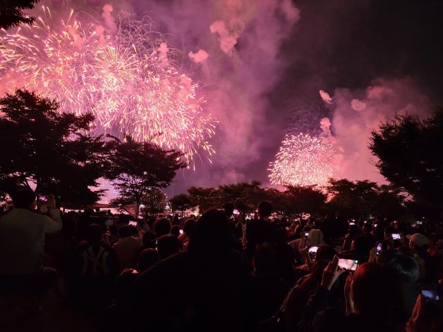 7일 저녁 여의도 한강공원 일대에서 열린 서울세계불꽃축제를 관람하는 시민들 사진연합뉴스