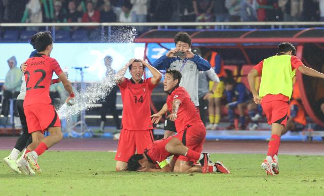 한국 AG 축구 일본에 2-1 역전승 사진연합뉴스