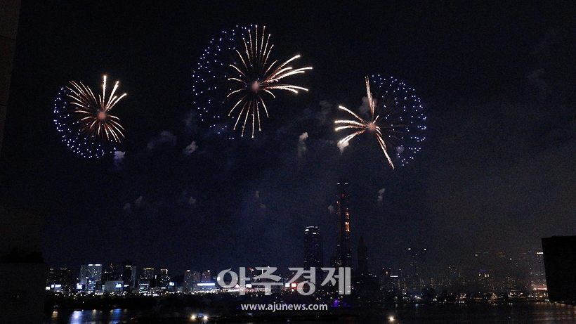 [슬라이드 화보] 서울 밤하늘 수놓은 불꽃 10만발