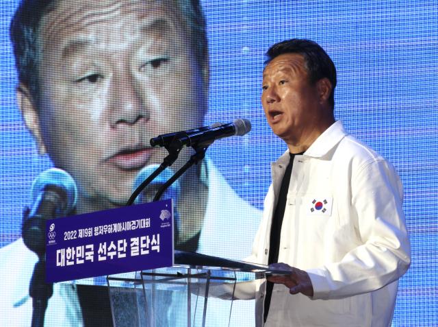 최윤 아시안게임 대한민국 선수단장이 9월 12일 서울 송파구 올림픽공원 올림픽홀에서 열린 항저우하계아시아경기대회 결단식에서 답사를 하고 있다 사진연합뉴스