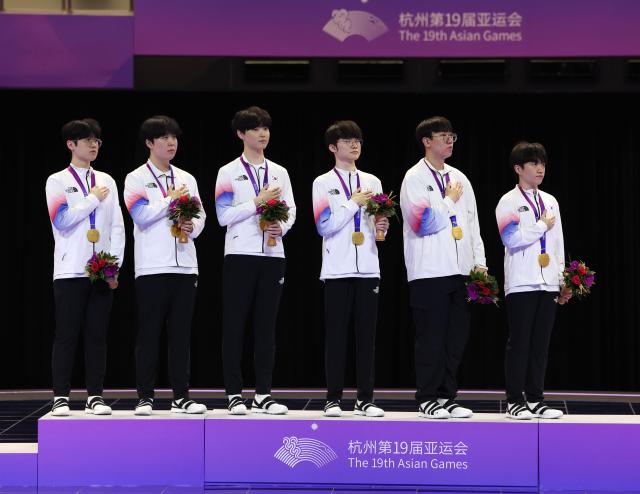 지난달 29일 중국 저장성 항저우 e스포츠 센터에서 열린 2022 항저우 아시안 게임 e스포츠 리그 오브 레전드LoL에서 금메달을 딴 한국 선수들이 시상대에 올라 국기에 경례를 하고 있다 사진연합뉴스