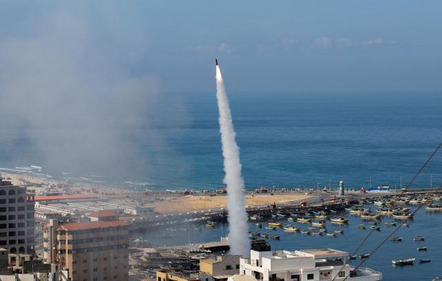 7일 가자시티에서 팔레스타인 무장세력이 이스라엘을 향해 로켓을 발사 사진로이터 연합뉴스