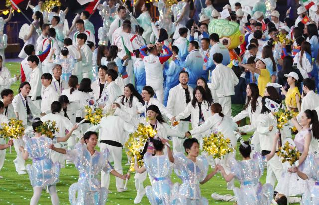 8일 오후 중국 항저우 올림픽 스포츠센터 스타디움에서 열린 2022 항저우 아시안 게임 폐회식에서 한국 선수들이 손을 잡고 원을 돌며 폐막식을 즐기고 있다 사진연합뉴스