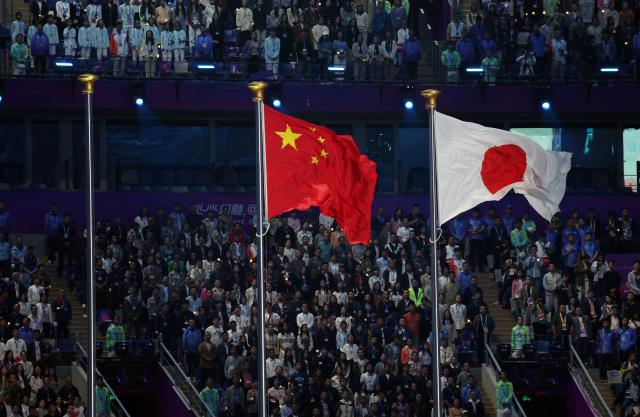 8일 오후 중국 항저우 올림픽 스포츠센터 스타디움에서 열린 2022 항저우 아시안 게임 폐회식에서 2026년 20회 아시안 게임 차기 개최지인 일본의 국기가 게양되고 있다 사진연합뉴스