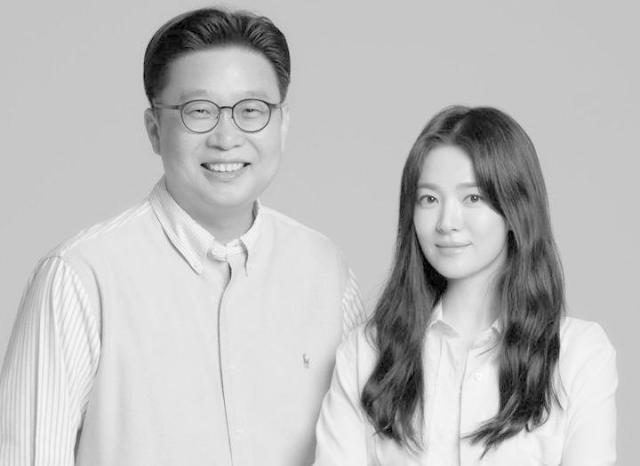 서경덕 교수와 배우 송혜교 사진서경덕 교수팀