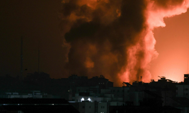 이스라엘의 보복 폭격으로 화재가 발생한 팔레스타인 가자지구 사진연합뉴스