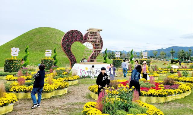 황남동 고분군 일원에서 열린 ‘2023 경주 황금정원나들이’ 행사장을 방문한 시민들이 화훼 조형물을 관람하고 있다 사진경주시