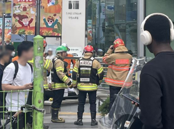 9일 서울지하철 2호선 신림역 인근 건물에서 역내로 헬륨가스가 유입돼 소방 등이 출동한 모습 사진SNS 캡처 
