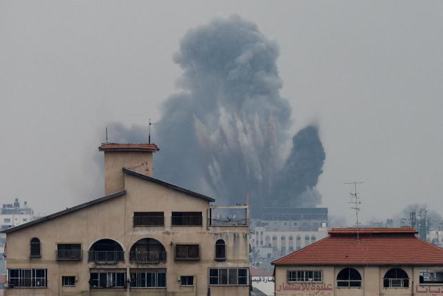 이스라엘이 보복 공격에 나선 뒤 8일현지시간 팔레스타인 가자지구에 공습으로 화재가 발생한 모습 사진연합뉴스