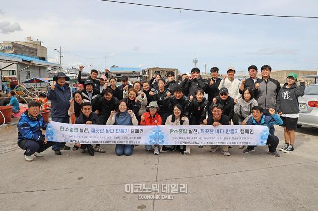 7일 낮 강원도 고성군 토성면 교암항에 위치한 교암다이브리조트베짱이다이브에서 경기항공고 교사들이 참가자들과 함께 기념촬영 하고 있다 사진박명섭 기자