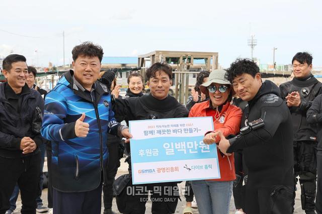 7일 낮 강원도 고성군 토성면 교암항에 위치한 교암다이브리조트베짱이다이브에서 경기중소벤처기업연합회 광명진흥회 회원들이 ‘다이브 홀릭’팀에 후원금을 전달하고 있다 사진박명섭 기자