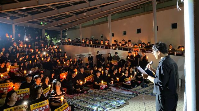 서울 서이초등학교 교사의 49재 추모일인 지난달 4일 오후 광주 북구 광주교육대학교에서 학생들이 촛불 집회를 열고 있다 사진연합뉴스