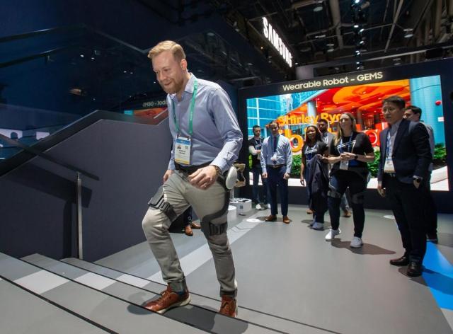 미국 라스베이거스에서 열린 세계 최대 전자 전시회 ‘CES 2020’에서 관람객이 삼성전자 웨어러블 보행 보조 로봇 ‘GEMS Hip’을 체험하는 모습 사진삼성전자